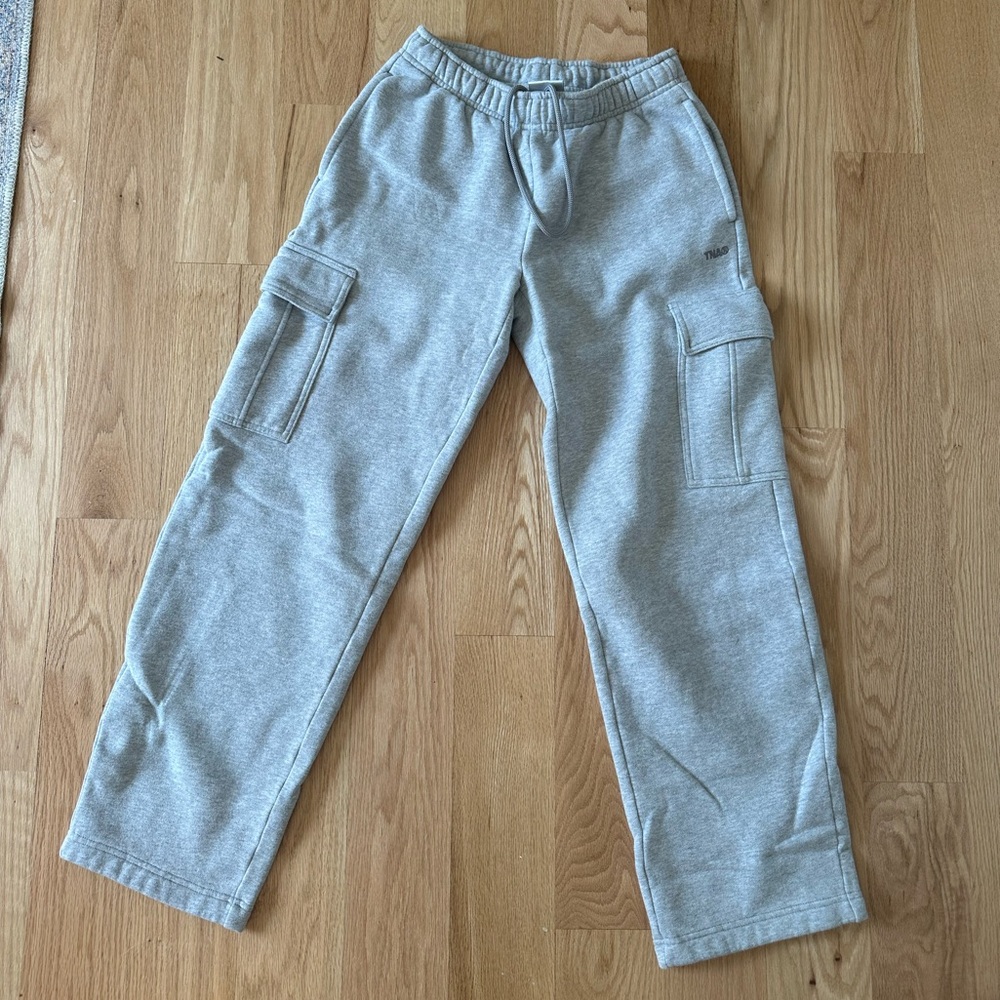 Tna Cozy Fleece Mega Cargo™ Sweatpants in gray. Size Extra small- baggy fit.